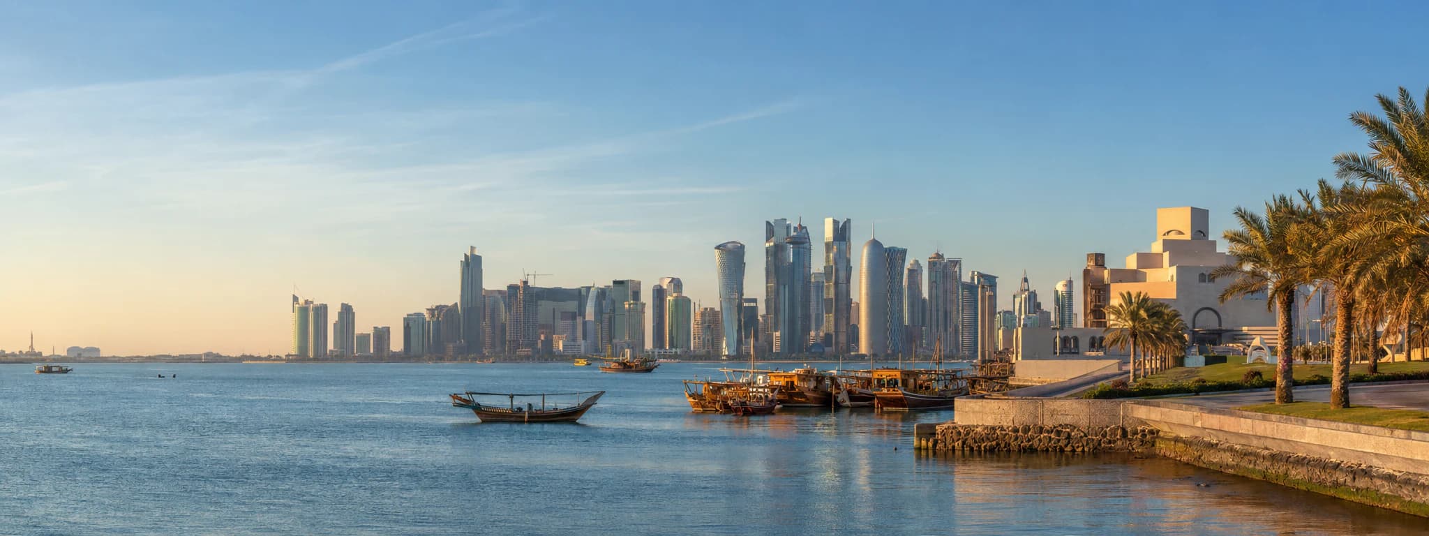 Панорама Дохи с набережной Corniche, морем и небоскрёбами West Bay